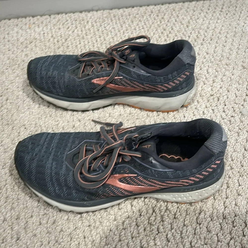 Brooks Women Ghost Tennis Shoes (size 6.5)